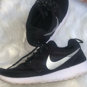 Nike women’s Roshe one